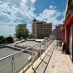Ξενοδοχείο με διαμερίσματα Izvora Front
