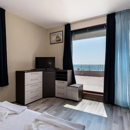 Aparthotel 1-st Line Izvora Sea View On 3*