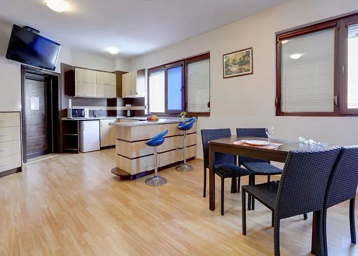 Apartahotel Izvora Front 3*