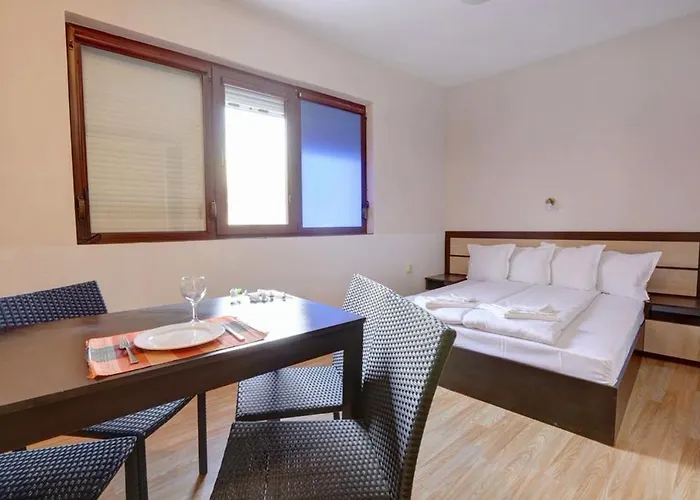 Apartahotel Izvora Front 3*